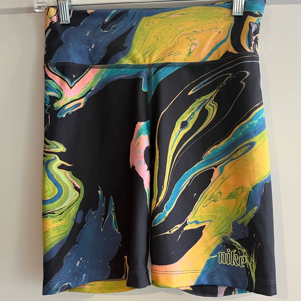 Nike Women’s Marbled High Rise Biker Shorts (Size Medium)